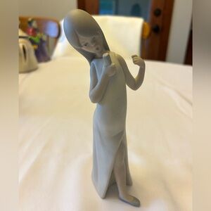 Lladro matte “Girl Singing” 4612